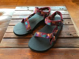 1004006 PRHB Teva Original Universal Sandal Peaks Rhubarb