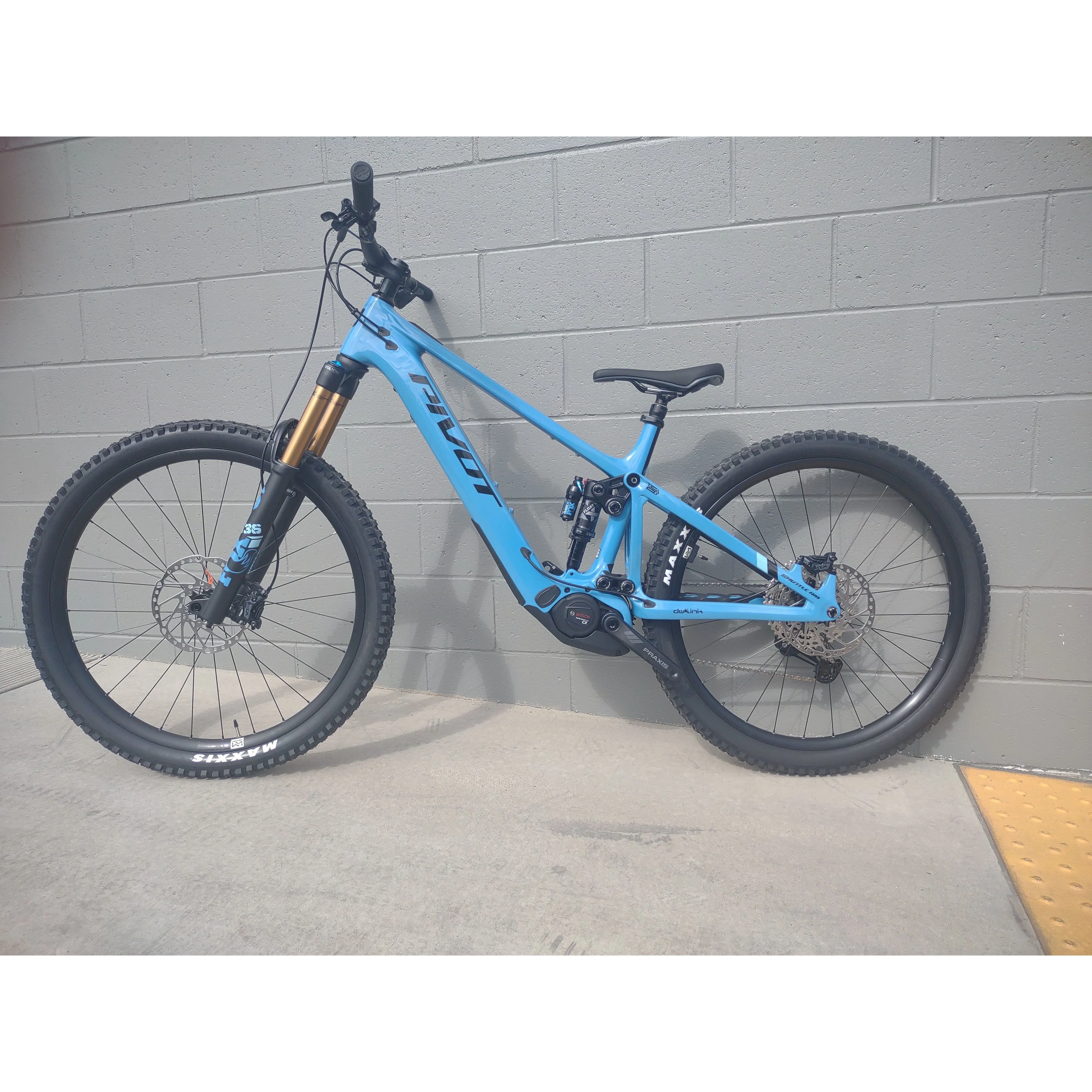 2024 Pivot Shuttle AM Ride SLX/ XT, Alloy Wheels, Factory Fork Upgrade