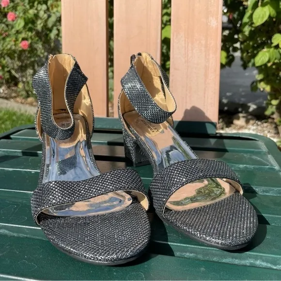 badgley mischka pernia velma sandals