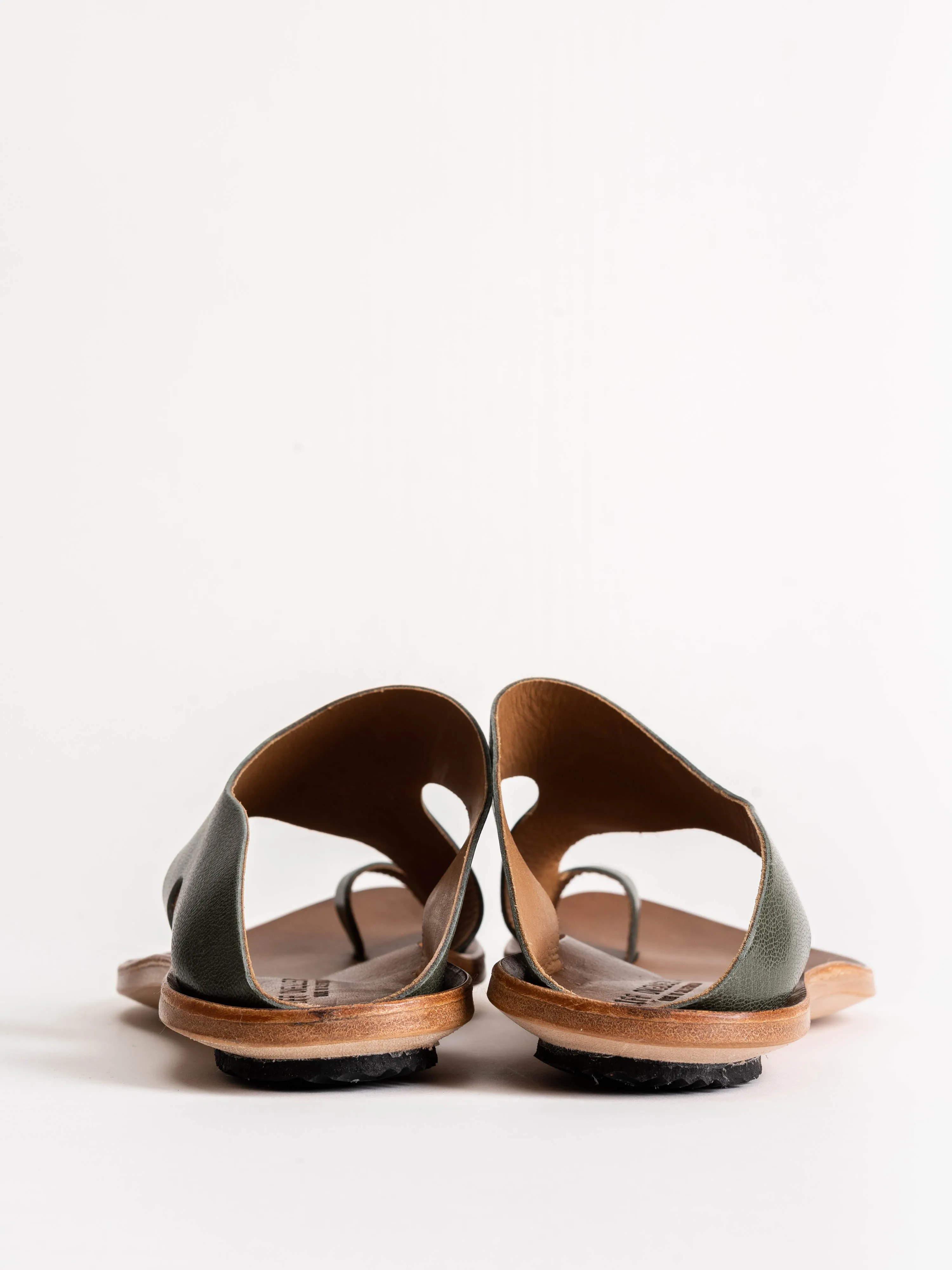 conquer sandal