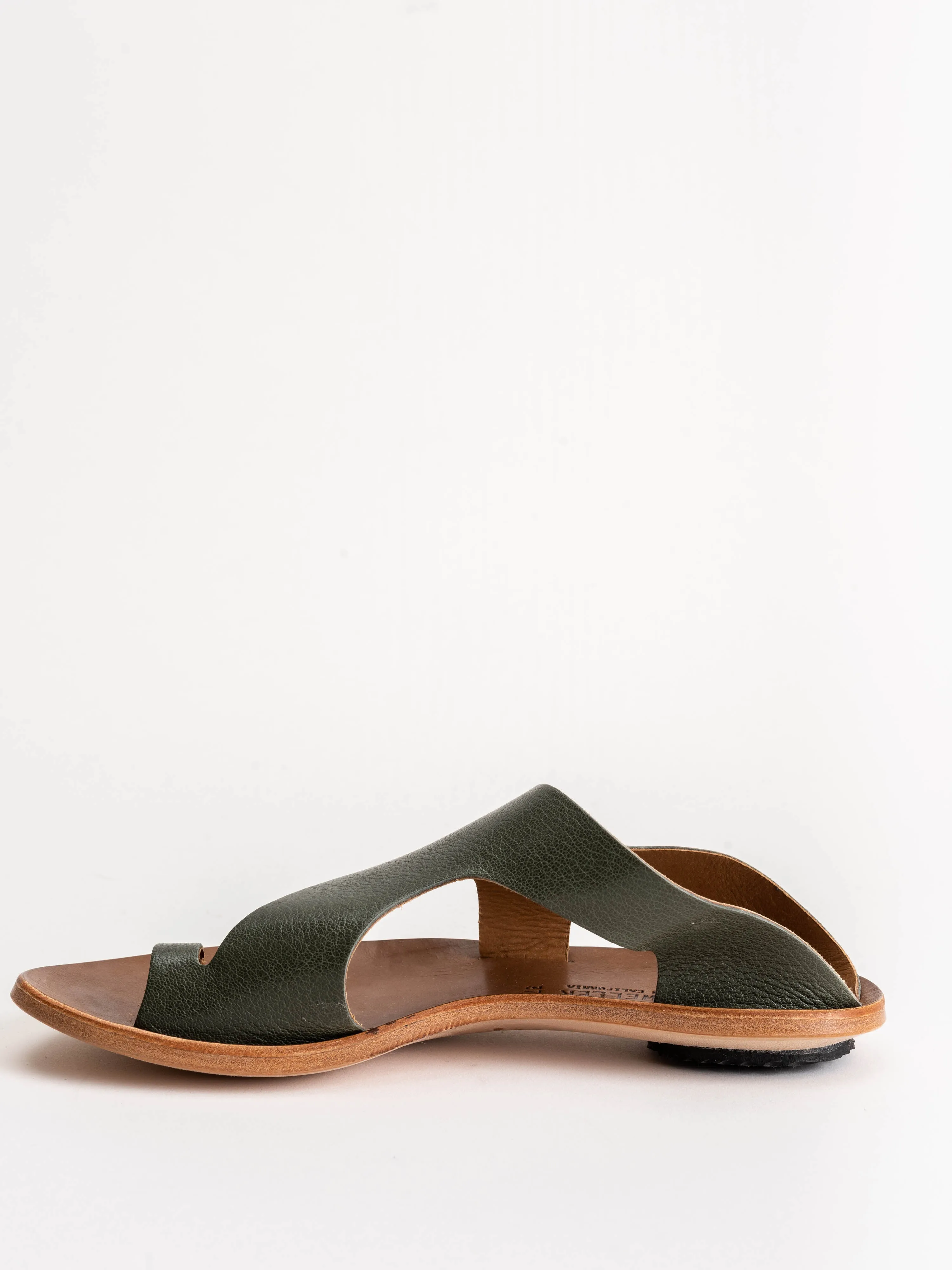 conquer sandal