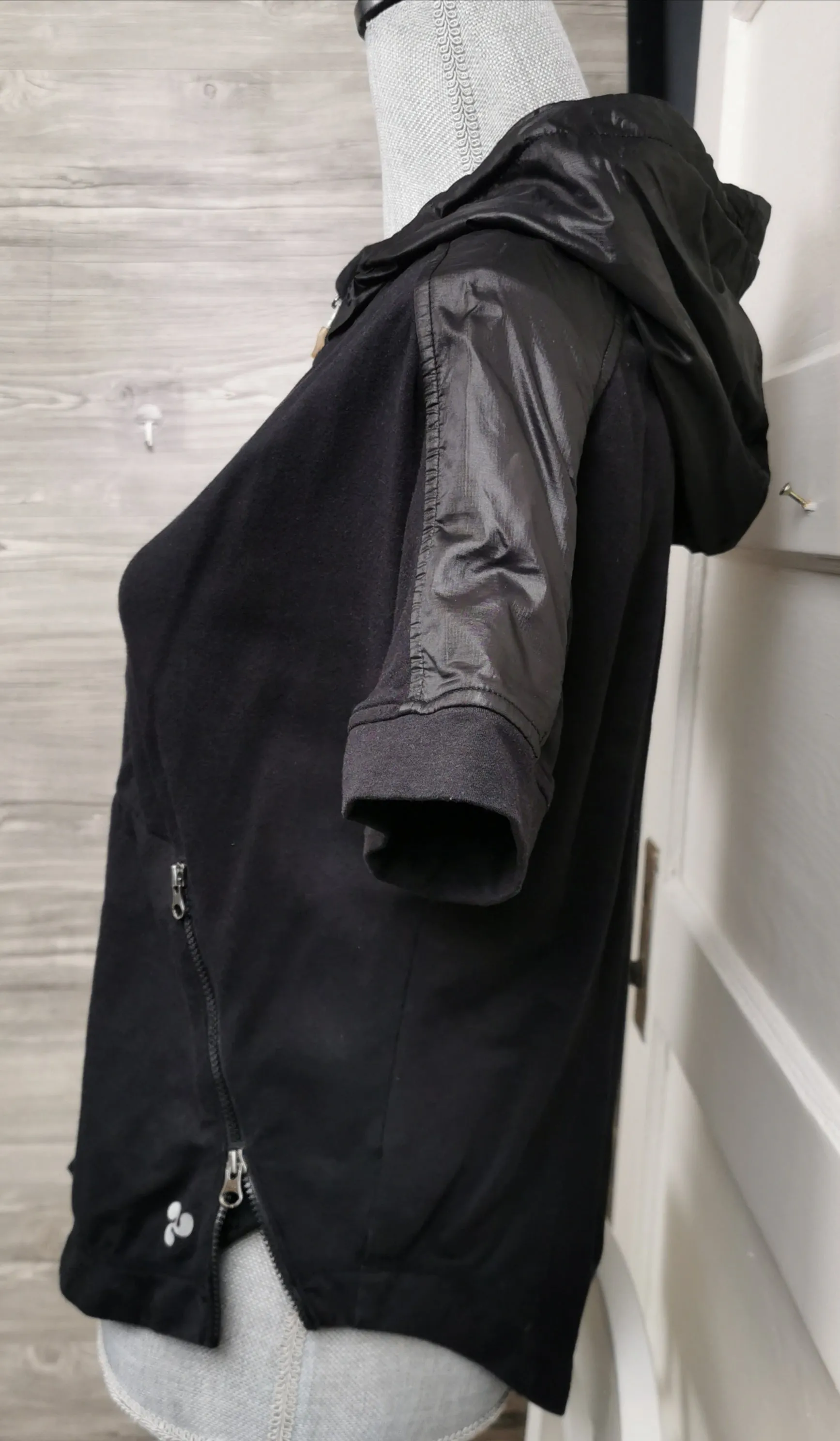 GIRL SIZE 5 (12/14 YEARS) - TRIPLE FLIP, Black Athletic Zippered Hoodie EUC B36