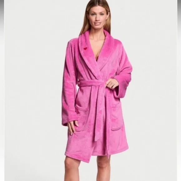 Robe Victoria’s Secret sexy cozy soft short robe size XS/S plush  pink peony🩷✨