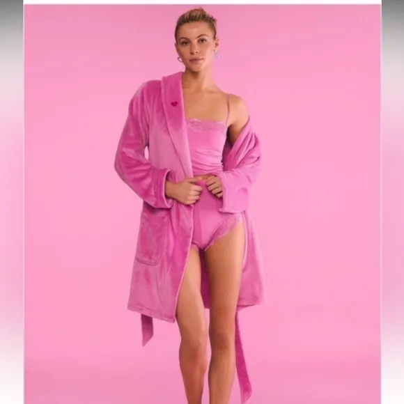 Robe Victoria’s Secret sexy cozy soft short robe size XS/S plush  pink peony🩷✨