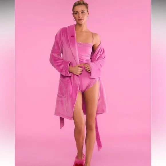 Robe Victoria’s Secret sexy cozy soft short robe size XS/S plush  pink peony🩷✨