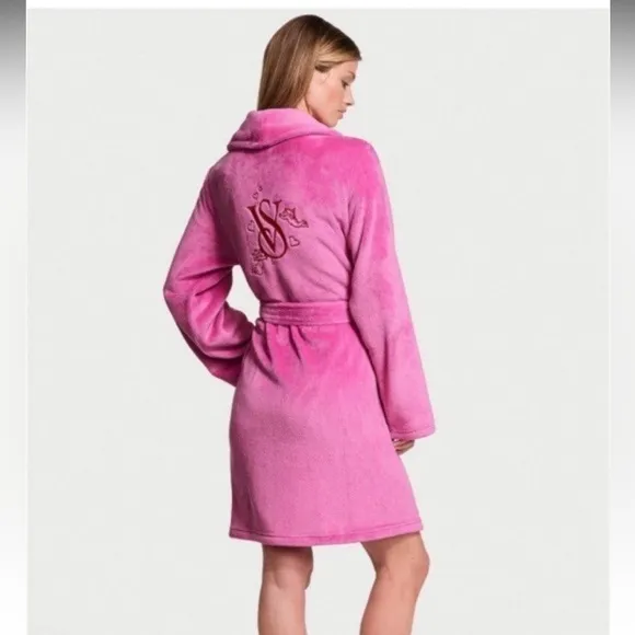 Robe Victoria’s Secret sexy cozy soft short robe size XS/S plush  pink peony🩷✨