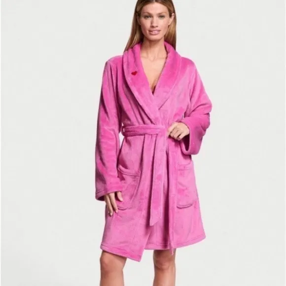 Robe Victoria’s Secret sexy cozy soft short robe size XS/S plush  pink peony🩷✨