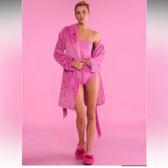Robe Victoria’s Secret sexy cozy soft short robe size XS/S plush  pink peony🩷✨