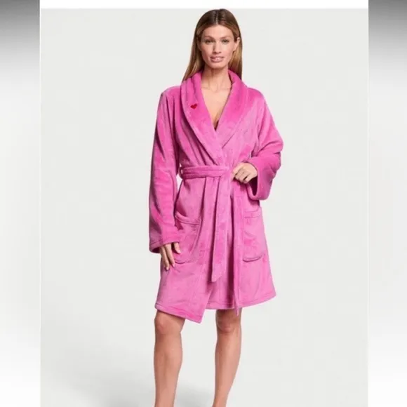Robe Victoria’s Secret sexy cozy soft short robe size XS/S plush  pink peony🩷✨