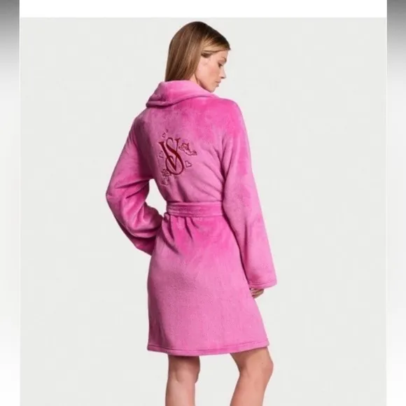 Robe Victoria’s Secret sexy cozy soft short robe size XS/S plush  pink peony🩷✨
