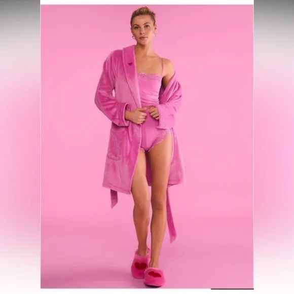 Robe Victoria’s Secret sexy cozy soft short robe size XS/S plush  pink peony🩷✨