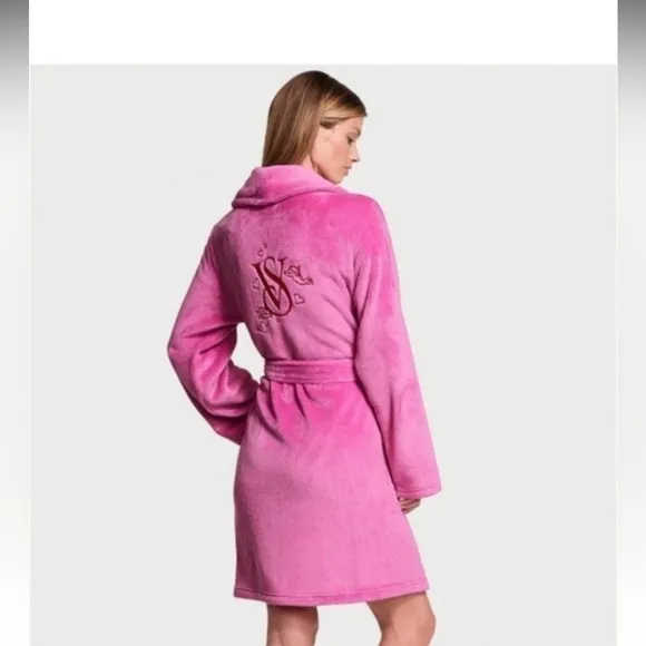 Robe Victoria’s Secret sexy cozy soft short robe size XS/S plush  pink peony🩷✨