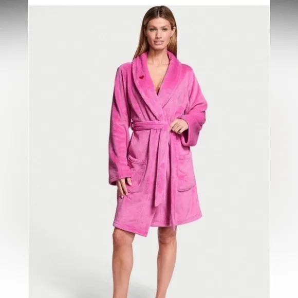 Robe Victoria’s Secret sexy cozy soft short robe size XS/S plush  pink peony🩷✨