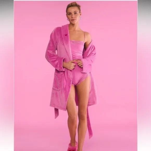 Robe Victoria’s Secret sexy cozy soft short robe size XS/S plush  pink peony🩷✨