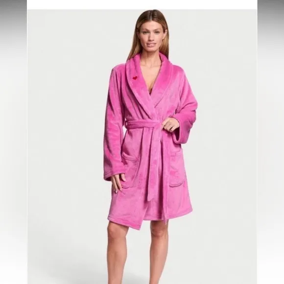 Robe Victoria’s Secret sexy cozy soft short robe size XS/S plush  pink peony🩷✨