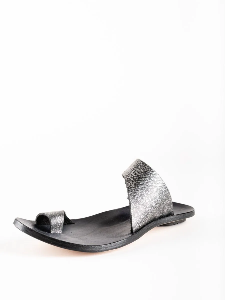 thong sandal - metallic black