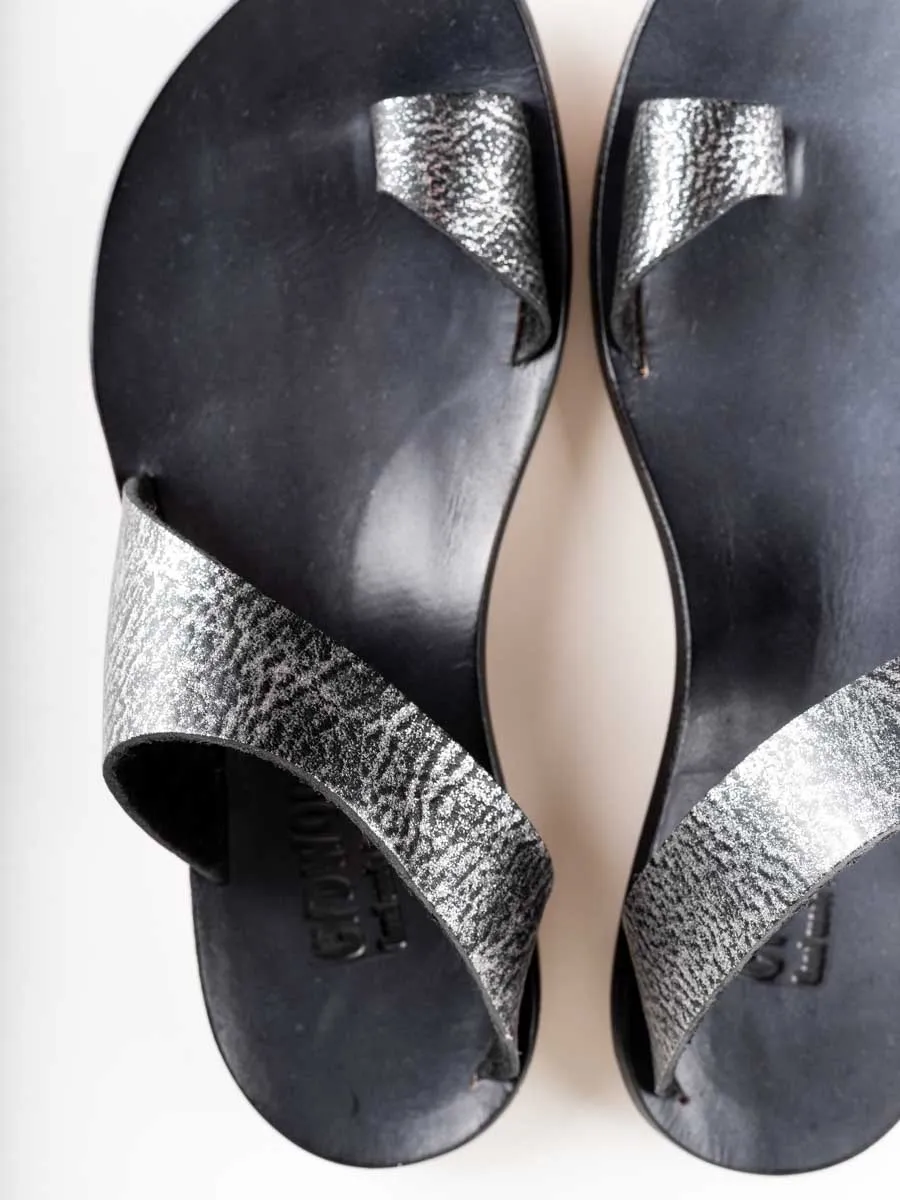 thong sandal - metallic black