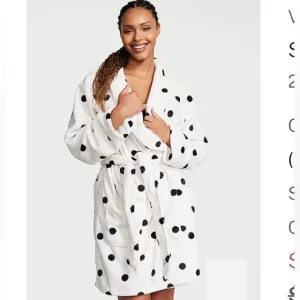Victoria’s Secret cute sexy black white polka dot short cozy robe size XL/2XL🤍🖤